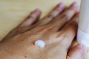 水の彩　手に塗る